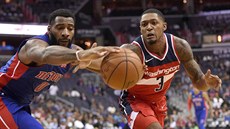 Andre Drummond (vlevo) z Detroitu a Bradley Beal z Washingtonu bojují o mí.