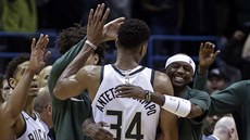 Janis Adetokunbo v náruí spoluhrá z Milwaukee po 44 bodech v duelu s...
