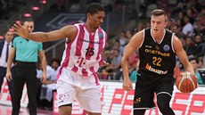 Malcolm Hill (vlevo) z Telekomu Bonn brání Vincenta Kesteloota z Ostende.