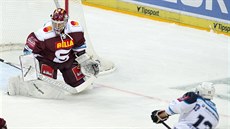 Jan Schleiss z Plzn� p�ekonává spar�anského gólmana Samiho Aittokallia.
