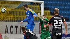 Teplický fotbalista David Vanek (v modrém) pekonává královéhradeckého...