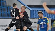 Královéhrade�tí fotbalisté se radují z gólu proti Teplicím.