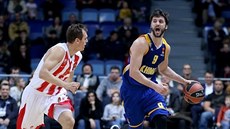 Stefan Markovi (vpravo) chystá útok Chimek v duelu s Crvenou zvezdou Blehrad.