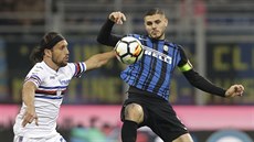 Mauro Icardi (vpravo) z Interu Milán v souboji s Matiasem Silvestrem ze...