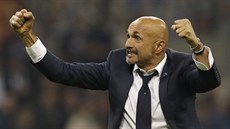 Luciano Spalletti, trenér Interu Milán, slaví výhru.