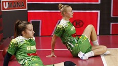 Gabriela Andlová (vlevo) a Monika Verlíková z KP Brno se protahují.