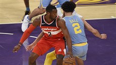 John Wall (vlevo) z Washingtonu v souboji s Lonzem Ballem z LA Lakers.