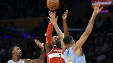 John Wall (v erveném) z Washingtonu stílí pes Kentaviouse Caldwella-Popea...