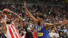 Pero Anti� (vlevo) z Crvené zvezdy B�lehrad st�ílí p�es Jonaha Boldena z...