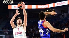 Krunoslav Simon (vpravo) z Anadolu Efes Istanbul neubránil Nanda De Cola z CSKA...