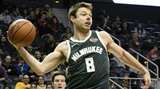 Matthew Dellavedova z Milwaukee pihrává v duelu s Atlantou.