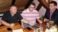 Ivan Adamec (vlevo) sleduje s kolegy z ODS v Hradci Králové prbné výsledky...