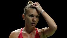 Rumunská tenistka Simona Halepová lituje pokaeného úderu v prvním utkání...