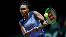 Americká legenda Venus Williamsová se soustedí na bekhendovou ránu v utkání s...