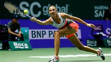Češka Karolína Plíšková se natahuje po míči v utkání na tenisovém Turnaji...