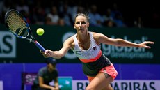 Česká hráčka Karolína Plíšková se natahuje po míčku v utkání na Turnaji mistryň.