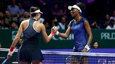 Američanka Venus Williamsová (vpravo) přijímá gratulaci od španělské tenistky...