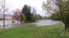 Jizera zaplavila také louky v Pepeích u Turnova.