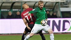 Jonathan Biabiany ze Sparty (vlevo) a jablonecký Tomá Hübschman v souboji o mí