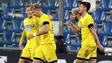 Antonín Barák z Udine (druhý zleva) p�ijímá gratulace k tref� do sít� Sassuola.
