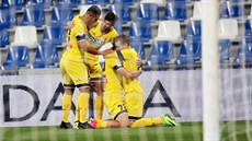 Gólová radost fotbalist� Udine, v�ichni velebí Antonína Baráka (kle�ící vpravo).