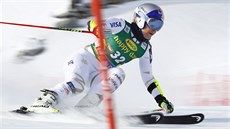Americká lyaka Lindsey Vonnová na trati obího slalomu v Söldenu