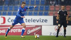 Slávistický kapitán Milan Škoda zahrává penaltu v utkání proti Slovácku.