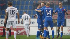 Slávistití fotbalisté objímají stelce gólu Milana kodu (v modrém druhý...
