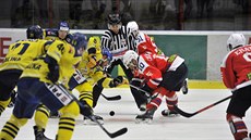 BULY. Momentka z duelu hokejist� T�ebí�e (�ervená) a P�erova