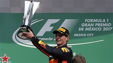 Max Verstappen slaví triumf ve Velké ceně Mexika.