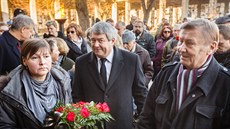 Nkolik stovek lidí se v pátek ve stranickém krematoriu v Praze rozlouilo se...