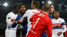 Evertonský obránce Ashley Williams (v modrém vlevo) odstartoval �arvátku...