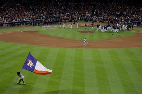 Baseballisté Houston Astros oslavují tetí výhru ve Svtové sérii.