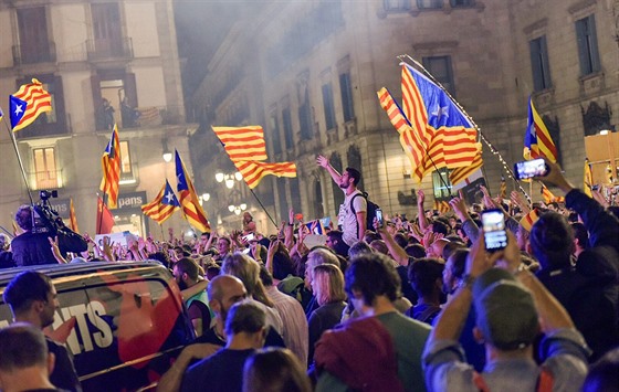Lidé před budovou parlamentu ve španělské Barceloně oslavují schválení návrhu...