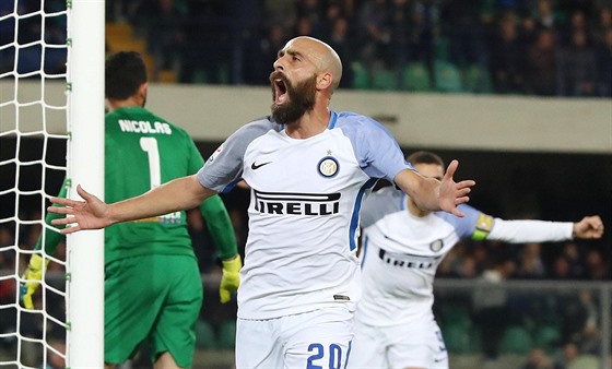 Borja Valero z Interu Milán slaví gól v utkání proti Hellas Verona.