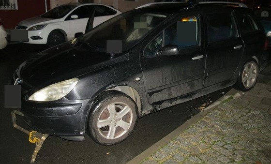 Opilá žena se ve Šternberku pokusila odjet s autem navzdory tomu, že na kole...