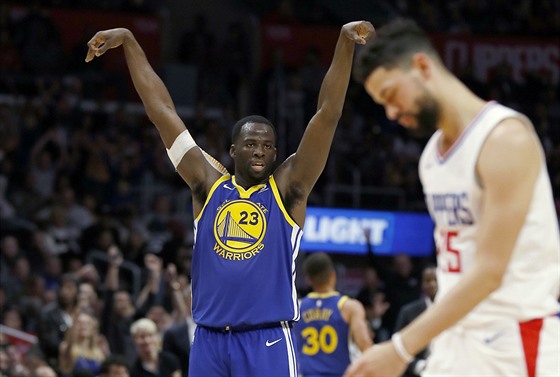 Draymond Green z Golden State slaví, Austin Rivers z LA Clippers smutní.