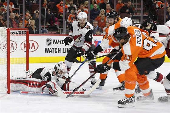 Jakub Voráek z Philadelphie ped arizonskou brankou.