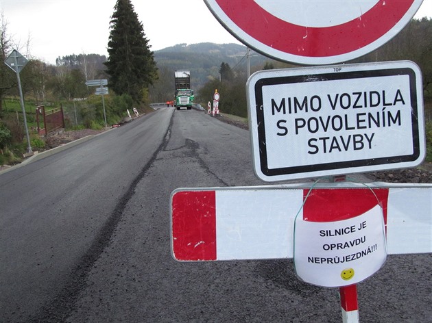 Zákazové znaky upozorovaly na nemonost prjezdu nkolik kilometr pedem....