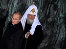 Vladimir Putin a moskevský patriarcha Kirill u památníku obtí stalinských...