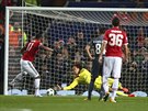 Mladý branká Benfiky Lisabon Mile Svilar chytá penaltu na hiti Manchesteru...