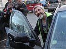 Bohumír Ďuričko nasedá do automobilu a jede vstříc svobodě. (30. října 2017)