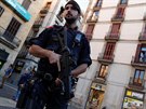 len katalánské regionální policie Mossos d'Esquadra hlídkuje v Barcelon. (30....