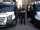 lenové katalánské regionální policie Mossos d'Esquadra hlídkují ped...