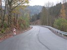 Úsek opravené silnice ve stoupání ped obcí Hrádek.