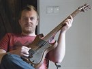 Pozornost vzbudily u� kytary, kter� rokytnick� z�me�n�k Ji�� Kratochv�l vyrobil...
