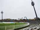 Demolice pokraují, hradecký stadion v Malovicích u piel o tribunu,...