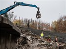 Demolice pokrauj, hradeck stadion v Malovicch u piel o tribunu,...