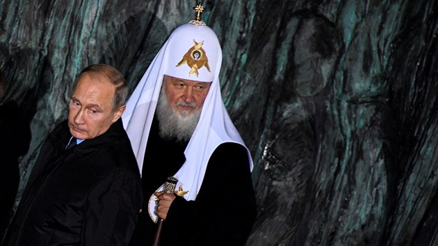 Vladimir Putin a moskevsk patriarcha Kirill u pamtnku obt stalinskch repres v Moskv (30. jna 2017)