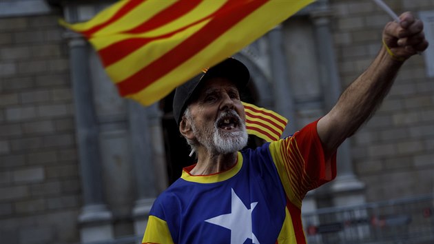 Stoupenci katalnsk nezvislosti v ulicch Barcelony (30. jna 2017)